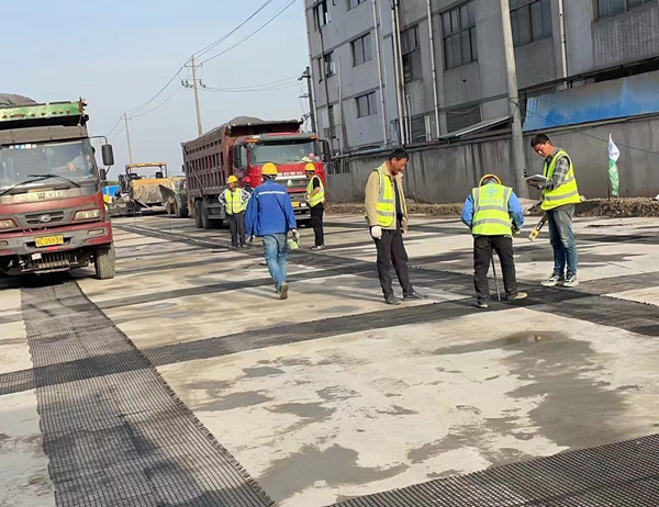 武昌老材料的新故事：玻璃纤维土工格栅如何在‘白改黑’浪潮中重获新生？