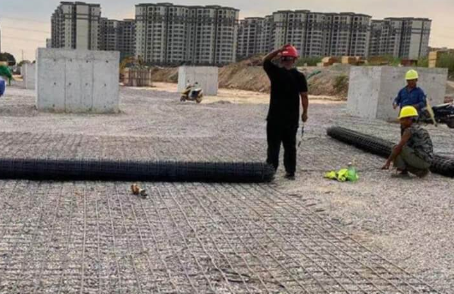 武昌土工格栅铺设前地基要怎么处理？